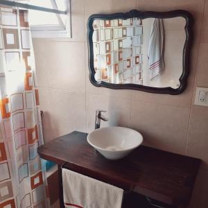 y baño con lavabo y espejo. en El descanso, zona de bodegas en Luján de Cuyo