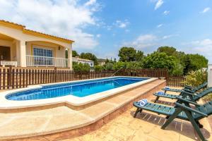 ベンドレルにあるCatalunya Casas Cozy Costa Dorada with private pool, 3km to beach!のスイミングプール(椅子2脚付)と家