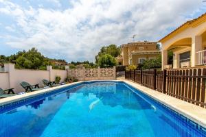 Catalunya Casas Cozy Costa Dorada with private pool, 3km to beach!の敷地内または近くにあるプール