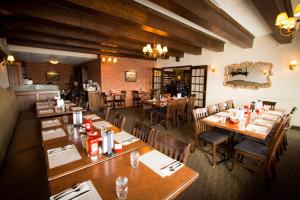 a dining room with tables and chairs in a restaurant at Travelodge by Wyndham Drummondville in Drummondville
