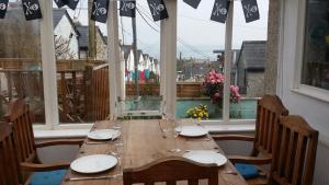 Un restaurant sau alt loc unde se poate mânca la Stunning house with sea views and parking, Newlyn Penzance
