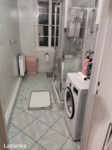 a small bathroom with a washing machine in it at Mieszkanie blisko Targów Poznańskich in Poznań