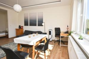 Posedenie v ubytovaní Renovated Stylish Flat at the Castle&Metro