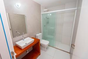 uma casa de banho com um WC, um lavatório e um chuveiro em Brisa do Mar Praia Hotel em Morro de São Paulo