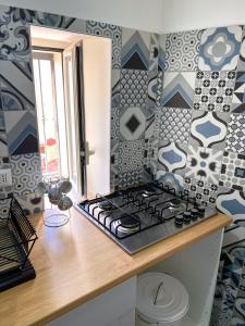 A kitchen or kitchenette at Vico Longo 25 - Ensuit flat in the heart of Naples