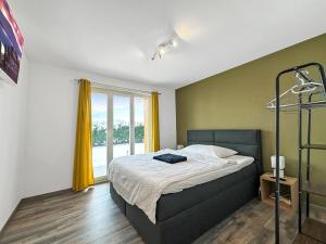 1 dormitorio con cama y ventana en Why not en Sion
