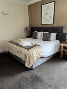 ein Schlafzimmer mit einem großen Bett in einem Zimmer in der Unterkunft The Aberlour Hotel in Aberlour