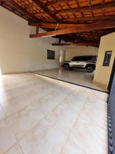 a garage with a car parked in it at Por ti Maria in Olímpia