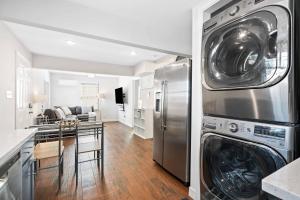 una cucina e un soggiorno con lavatrice e asciugatrice di Stunning & Vibrant APT 7 Min From TX Med Center a Houston
