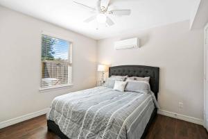 una camera con letto e ventilatore a soffitto di Stunning & Vibrant APT 7 Min From TX Med Center a Houston