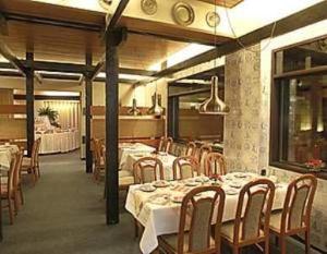 a dining room with tables and chairs in a restaurant at Stadthotel Oldenburg in Oldenburg