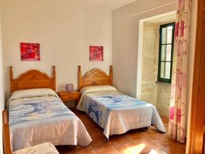 LouroにあるCasa do Campo Louroのベッドルーム1室(ベッド2台、窓付)