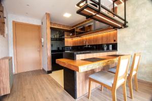 cocina con mesa y sillas en una habitación en Vita Boulevard 206-D - My Home Temporada, en Gramado
