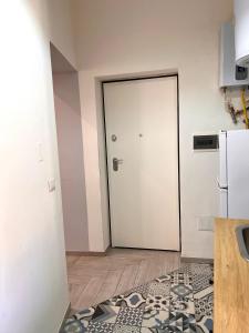 A kitchen or kitchenette at Vico Longo 25 - Ensuit flat in the heart of Naples