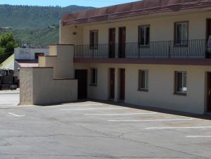 Nespecifikovaný výhled na hory nebo výhled na hory při pohledu z motelu