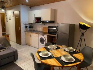 kuchnia ze stołem z talerzami i okularami w obiekcie Gérardmer Appt 4/6 rez de jardin w mieście Gérardmer