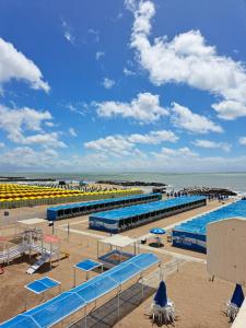 una playa con piscina y playa en Departamento Plaza España con Wifi en Mar del Plata