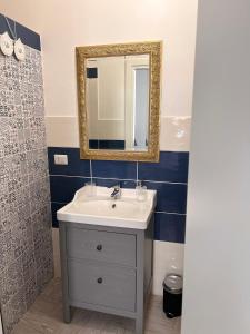 A bathroom at Vico Longo 25 - Ensuit flat in the heart of Naples