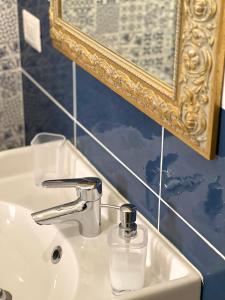 A bathroom at Vico Longo 25 - Ensuit flat in the heart of Naples