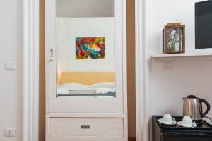 カターニアにあるChebedda B&Bのベッド付きの部屋の鏡付きのドア
