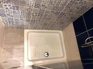 A bathroom at Vico Longo 25 - Ensuit flat in the heart of Naples