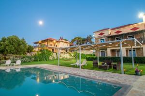 uma casa com piscina e uma casa em Omega Estate Resorts em Kypseli