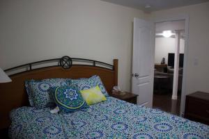 Cama ou camas em um quarto em Victoriaville Suite