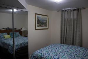 Cama ou camas em um quarto em Victoriaville Suite