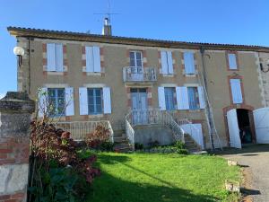 an old brick house with a staircase in front of it at Maison gasconne in Castillon-Debats +11 photos