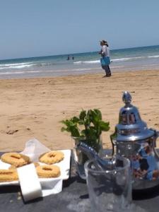 een tafel op het strand met koekjes erop bij A6 MAISON BLANCHE IMI OUADDAR in Agadir