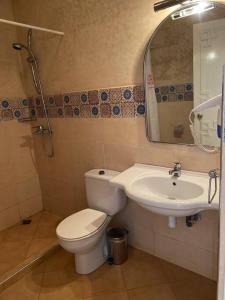 een badkamer met een toilet en een wastafel bij A6 MAISON BLANCHE IMI OUADDAR in Agadir