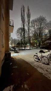 due biciclette parcheggiate nella neve accanto a un edificio di Kallion helmi a Helsinki
