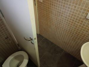 baño con aseo y pared de azulejos en Casa Lapegna en Ostende