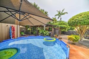 Piscina de la sau aproape de Kailua-Kona Home with Tropical Bar Walk to Beach!