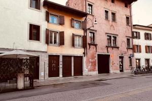 a building with an umbrella on the side of a street at Private Luxury in Udine