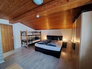 Кровать или кровати в номере Pension Alpengruss