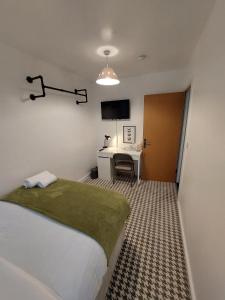 1 dormitorio con cama y escritorio. en bankwellstreet, en Mánchester