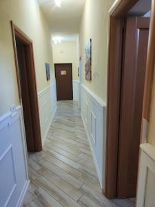 un corridoio con pavimento in corridoio in una casa di Oikos a Boscotrecase