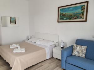 A bed or beds in a room at LAPALMAS Apartments - in centro a Malfa