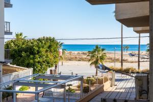 uma varanda com vista para a praia em Hauzify I Apartament Torremar em Torredembarra