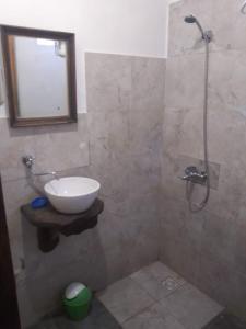 y baño con lavabo y ducha con espejo. en EL MONTECITO en San Marcos Sierras