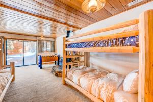 ein Schlafzimmer mit Etagenbetten in einer Hütte in der Unterkunft Ford Family Escape in Truckee