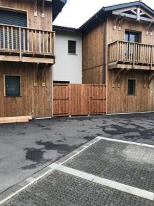 pusty parking przed budynkiem w obiekcie Maison La teste de Buch 3 chambres w mieście La Teste-de-Buch