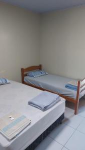 マナウスにあるEdward Suíte Manaus 01のベッド2台 センナルセンアルセンアルセンアルセンアルセンアルセンアルセンアルセンアルセンアルセンの3分の2のベッドが備わる客室です。