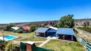 una vista aérea de una casa con piscina en Cabañas Laureano AJ, en Cacheuta