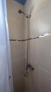 una ducha con cabezal de ducha en un baño en Cabañas Laureano AJ, en Cacheuta 8 fotos más