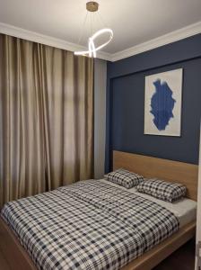 1 dormitorio con 1 cama con 2 almohadas en Cosy, central apartment in Fatih !, en Estambul