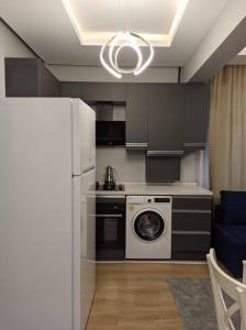 uma cozinha com um frigorífico e uma máquina de lavar roupa em Cosy, central apartment in Fatih ! em Istambul