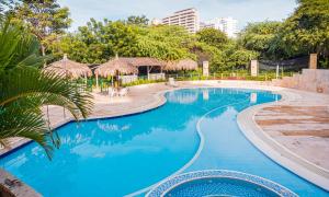 een zwembad met blauw water in een resort bij Pet-Friendly Pool Retreat with Luxury Hot Showers in Santa Marta