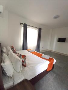 a bedroom with a large bed with a window at Eliper Hotel 